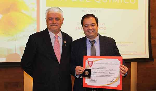 Recibe Premio IMIQ el doctor José Rubén Morones
